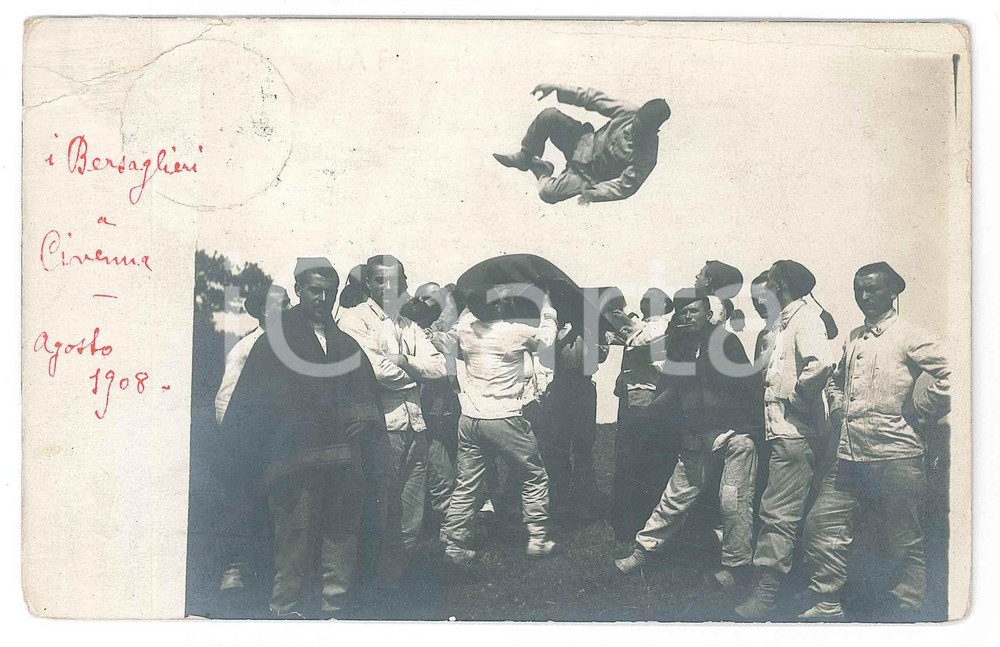 Agosto 1908 CIVENNA (CO) Bersaglieri in festa - Foto cartolina CURIOSA 14x9 cm Fotografia originale d'epoca, in formato cartolina postale, viaggiata (ma francobollo asportato) POOR/danneggiato piegature angolari Formato: 14x9 cm originale e autentica 1