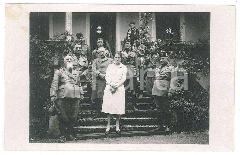 1926 MERANO (BZ) MVSN Alti ufficiali con una donna - Foto SCHONER 14x9 cm Fotografia originale d'epoca, in formato cartolina postale.Si riconosce il comandante Romano Munari. FAIR/discreto lievi piegature e ingiallimento Formato: 14x9 cm originale e autentica 1