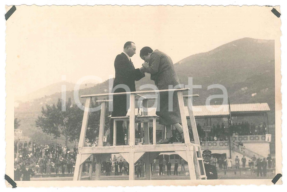 1930 ca s.l. ITALIA Cerimonia di premiazione in un ippodromo - Foto 15x10 cm