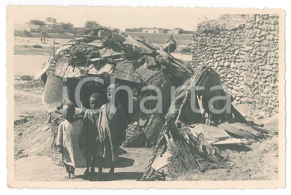 1940 ca A.O.I. ETIOPIA Bambini indigeni presso una capanna - Foto 14x9 cm