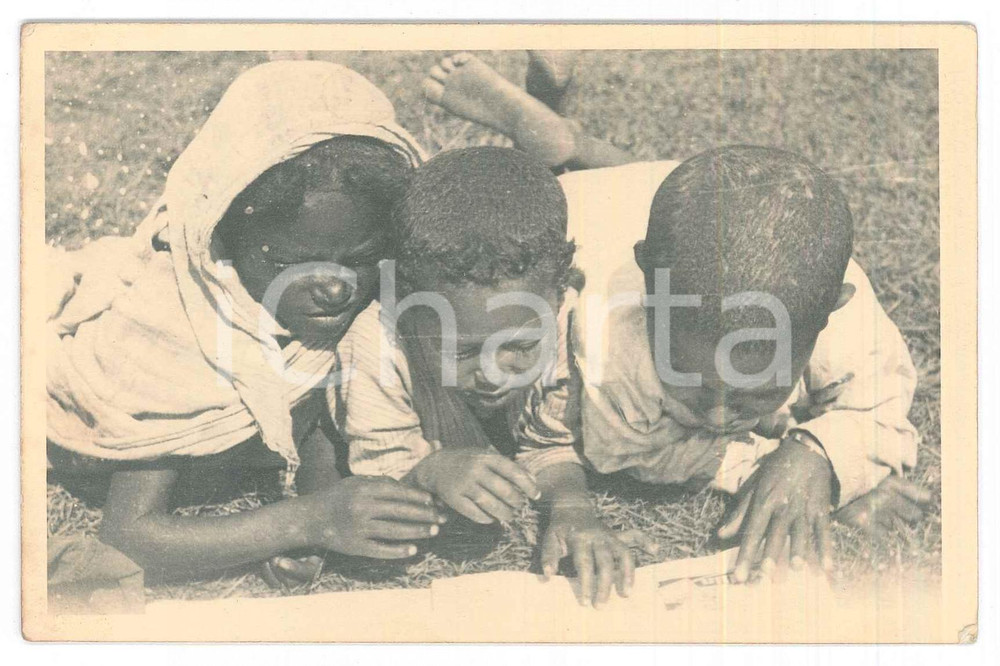 Fotografia d epoca originale 1940 A.O.I. MASSAUA ERITREA Bambini indigeni con un giornale  Foto 14x9 cm 1