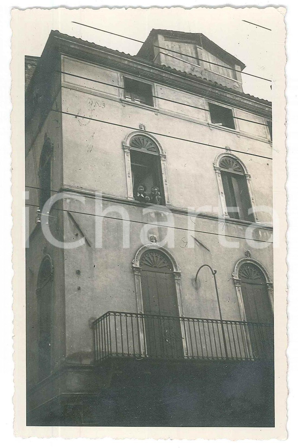 Fotografia d epoca originale 1938 VICENZA Coppia al balcone di un edificio  Foto COSTUME 9x14 cm 1