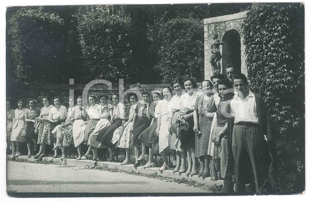 1950 ca CORTEMAGGIORE Ragazze in gita - Giardini - Foto cartolina MAINARDI 14x9