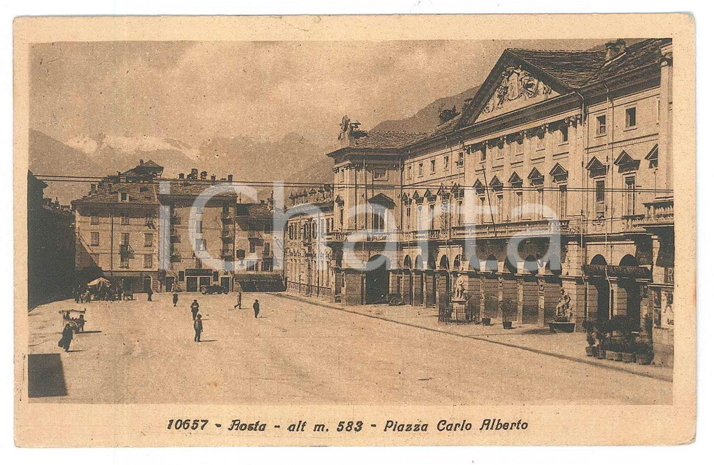 1930 AOSTA Piazza Carlo Alberto - Cartolina ANIMATA FP VG Cartolina d'epoca, viaggiata.   FAIR/discreto Lievi smussature agli angoli, macchie al verso Formato: 13x8 cm originale e autentica 1
