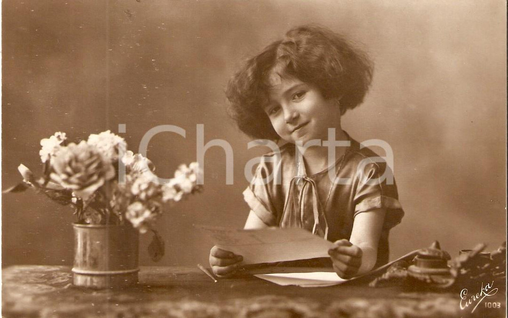 Cartolina originale da collezione 1930 ca COSTUMI Bambina scrive lettera alla mamma Cartolina FP VG 1