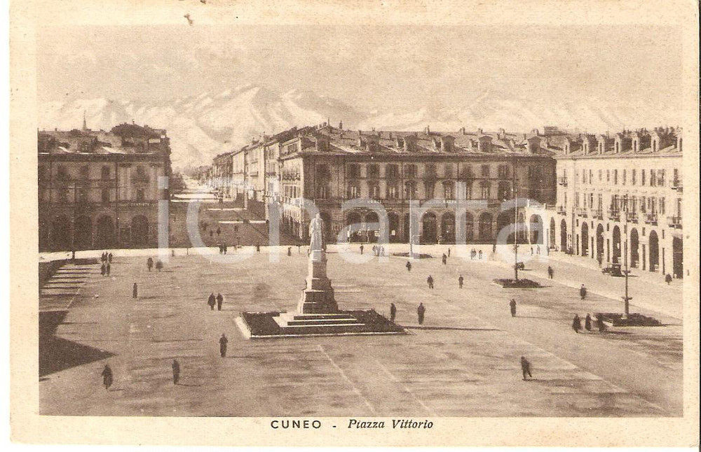 Cartolina originale da collezione 1953 CUNEO Panorama di Piazza Vittorio con le Alpi Cartolina FP VG 1