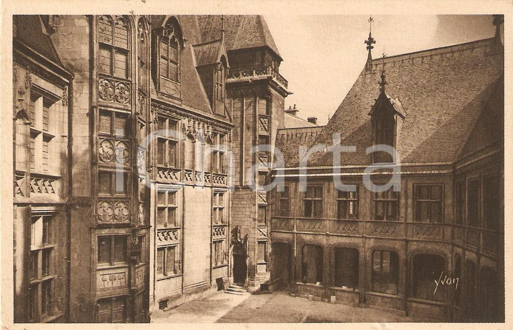 Cartolina originale da collezione 1940 ca BOURGES FRANCE Hotel de Jacques Coeur  La cour Cartolina FP NV 1