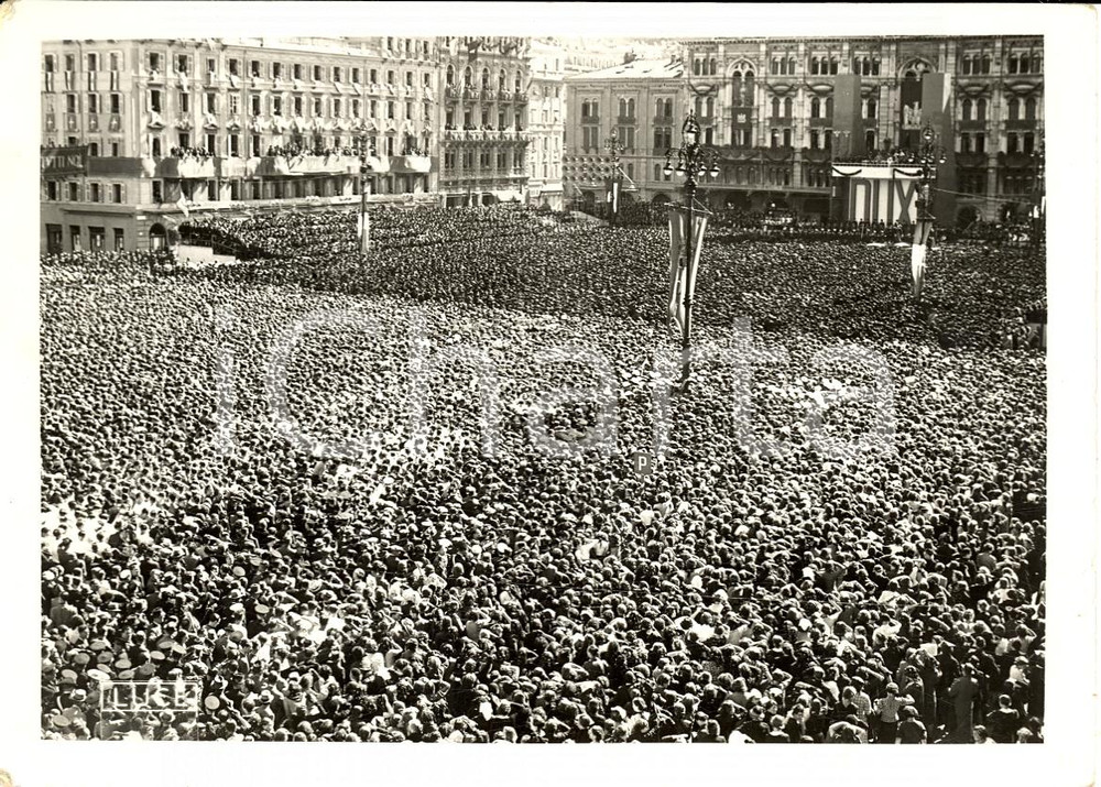 Cartolina originale da collezione 1938 TRIESTE Folla in piazza attende Benito MUSSOLINI 1