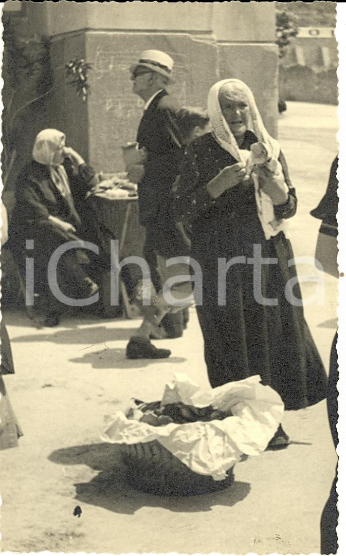 Fotografia d epoca originale 1940 TRIESTE Anziana venditrice ambulante FOTO VINTAGE 1