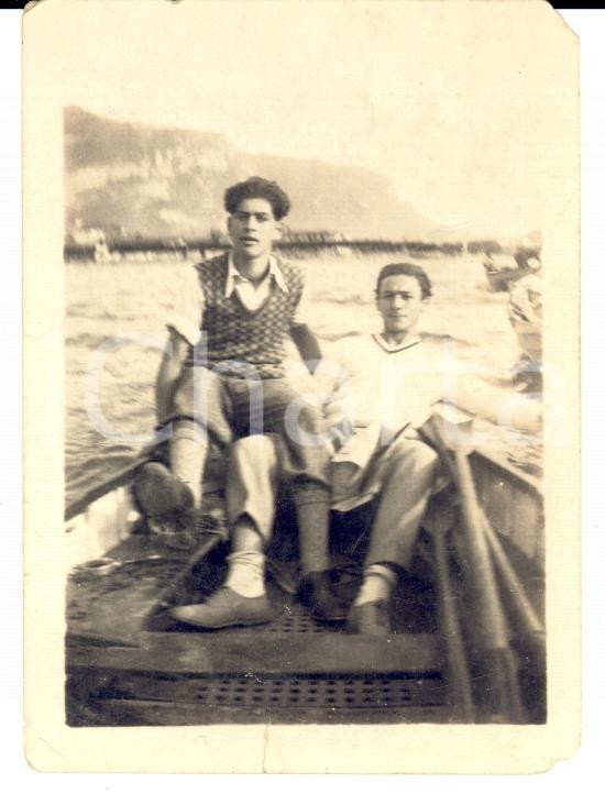 Fotografia d epoca originale 1942 LECCO Giovani in barca assistono alla REGATA INTERNAZIONALE Foto 7x9 cm 1