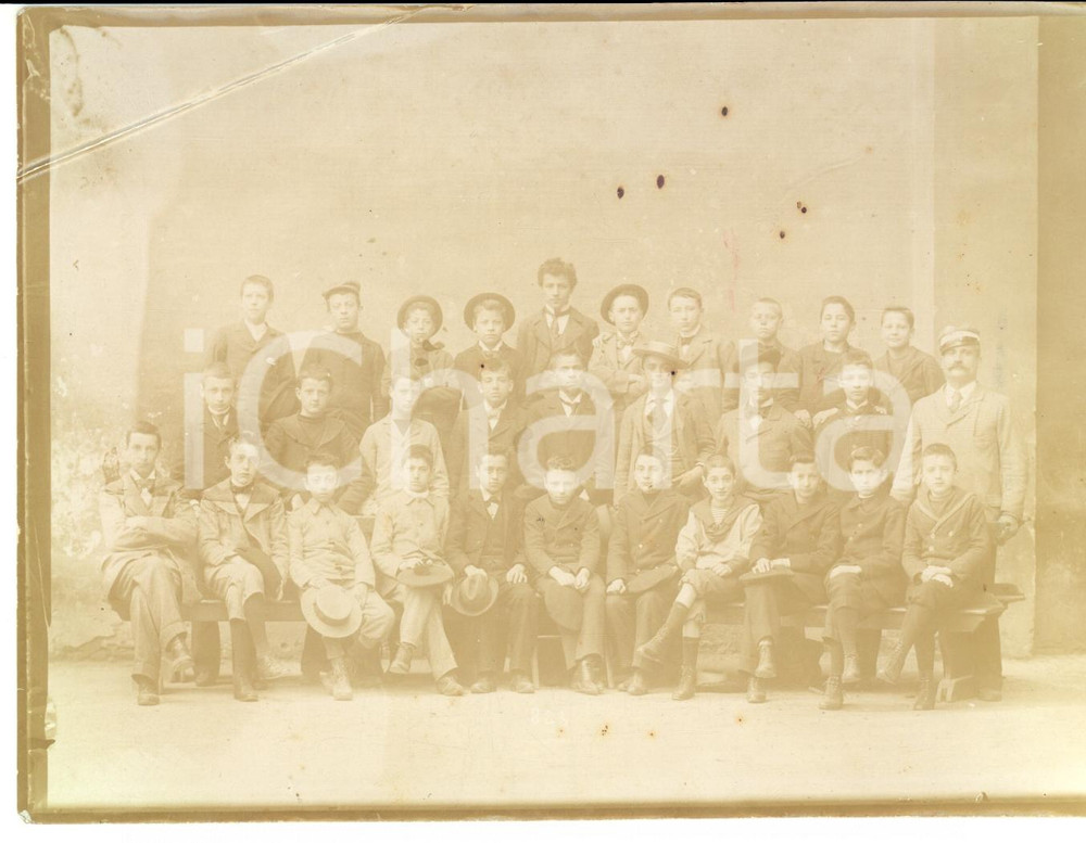 Fotografia d epoca originale 1920 ca Foto di gruppo ragazzi scuola media con il bidello VINTAGE 1