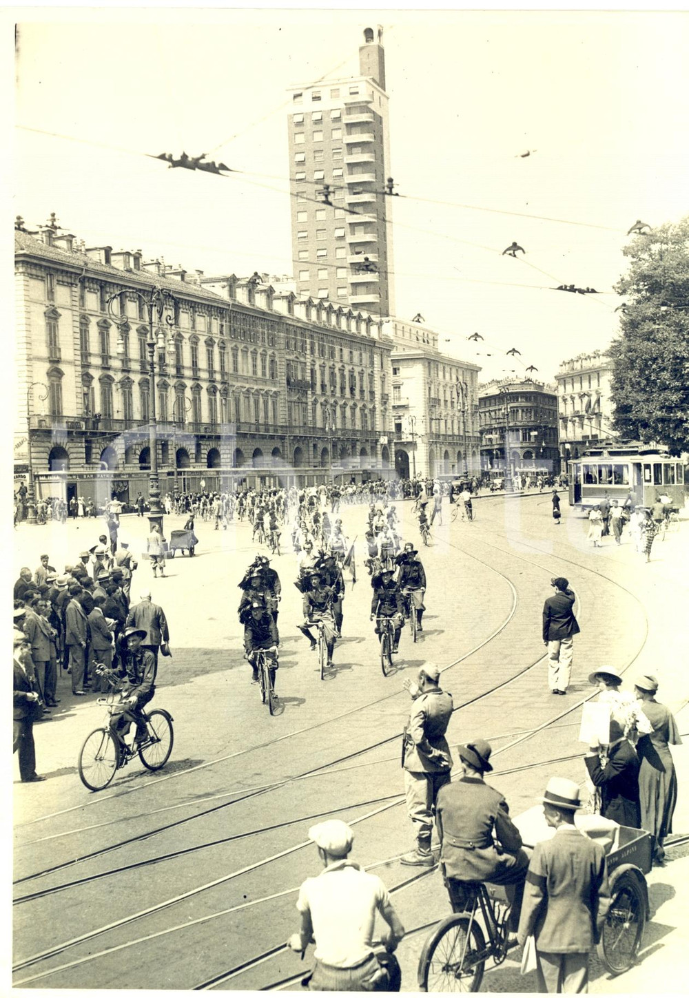 Fotografia d epoca originale 1940 ca TORINO Piazza CASTELLO Sfilata di BERSAGLIERI in bicicletta Foto 1