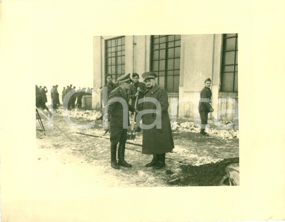 Fotografia d epoca originale 1943 MILANO WWII Caserma CERTOSA Maggiori VIGNOLA e ROSA discutono Fotografia 1