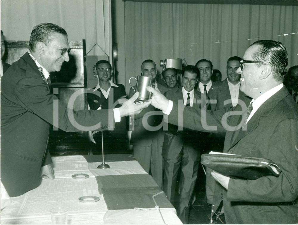 Fotografia d epoca originale 1965 MILANO Gigi GRASSI de LA GAZZETTA DELLO SPORT premiato con boccalo peltro 1