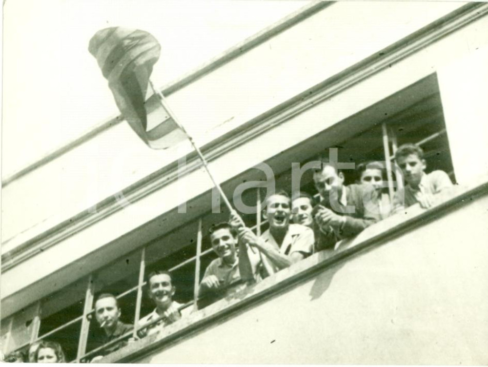 Fotografia d epoca originale 1946 MILANO Calcio Tifosi dell INTER esultano su spalti Fotografia 1