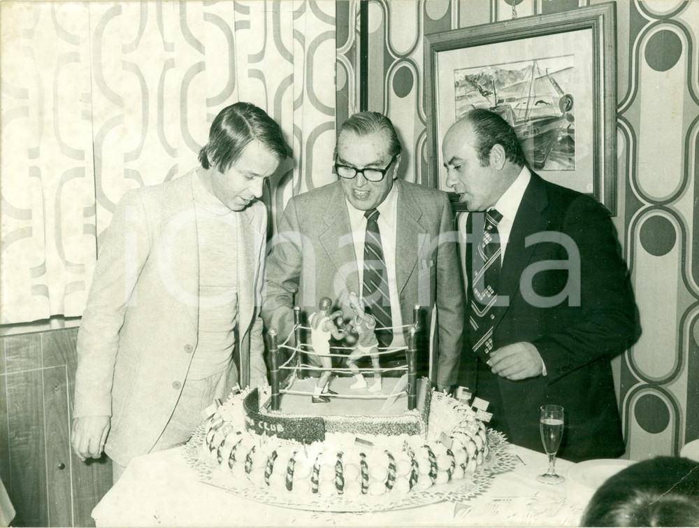 Fotografia d epoca originale 1965 ca MILANO Gigi GRASSI con torta per mondiali boxe GAZZETTA DELLO SPORT Foto 1