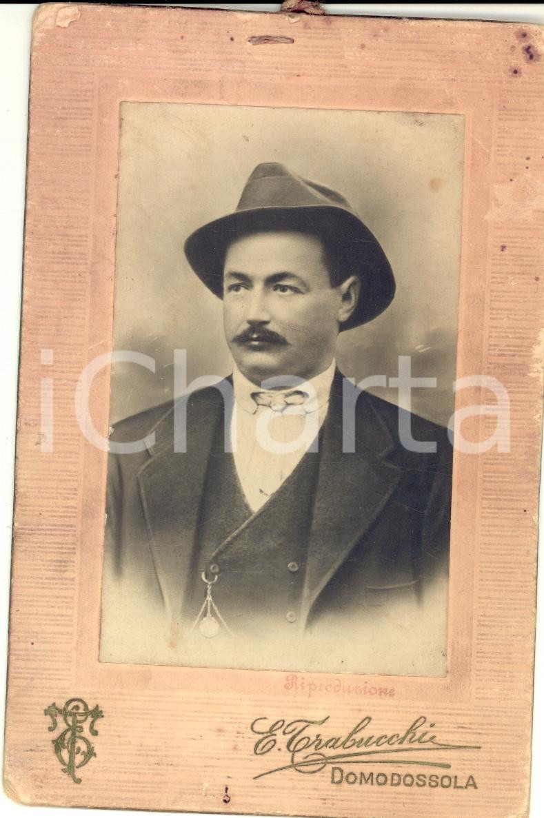 Fotografia d epoca originale 1890 ca DOMODOSSOLA VB Ritratto d uomo in abito tradizionale Foto TRABUCCHI 1