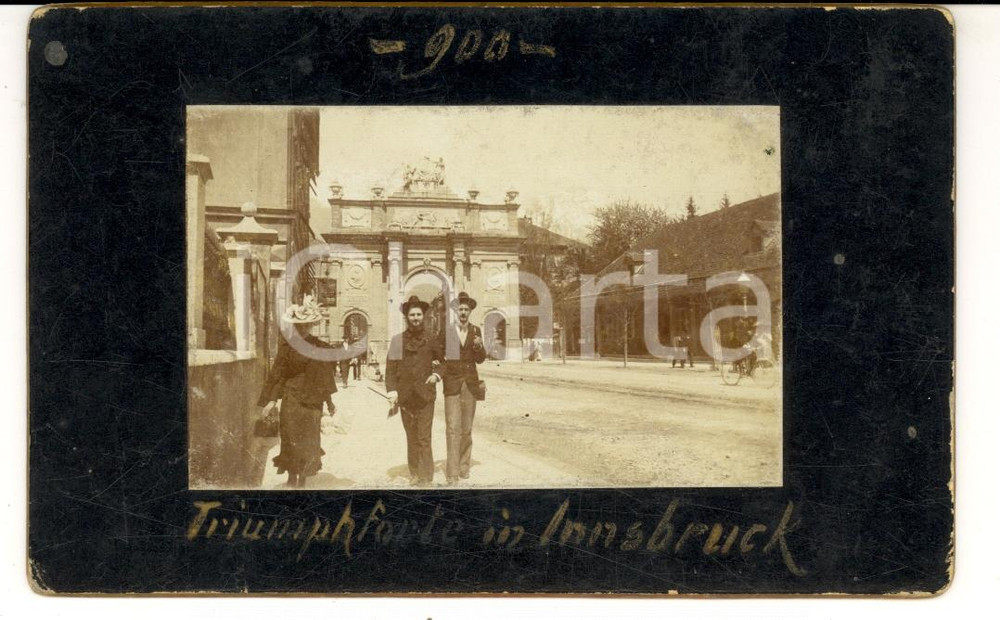 Fotografia d epoca originale 1900 INNSBRUCK AUSTRIA Amici in posa presso l Arco di Trionfo Foto 13 x 8 1