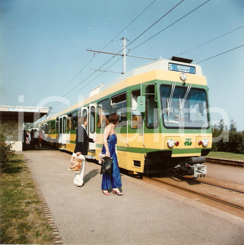 Fotografia d epoca originale 1980 ca AUVERNIER SVIZZERA Tramway de NEUCHATEL Passeggeri in stazione Foto 1