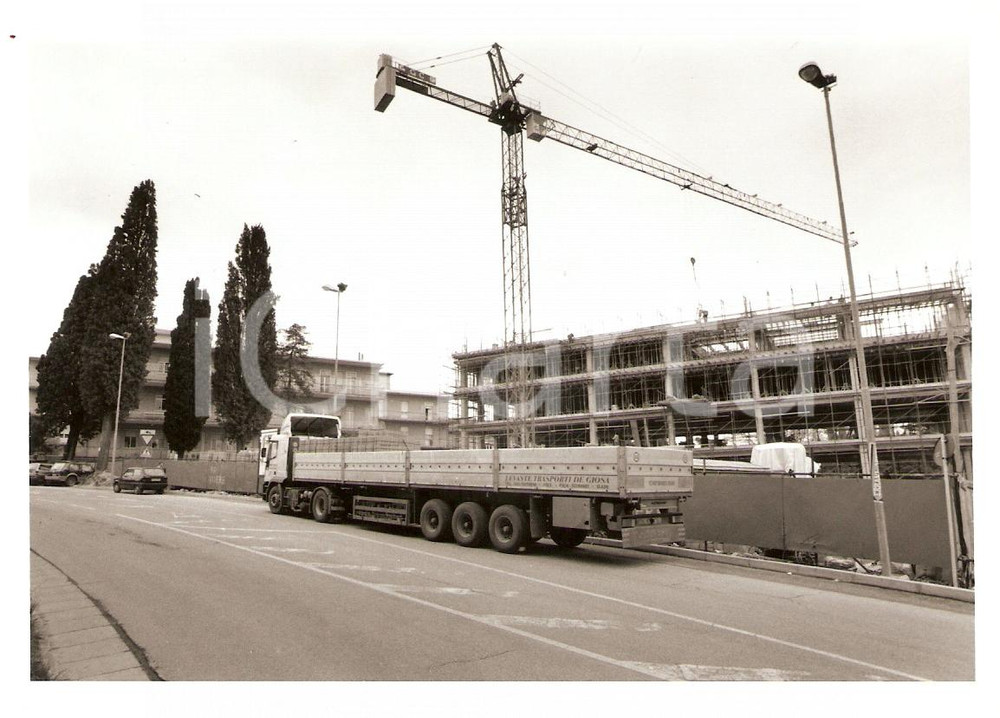 Fotografia d epoca originale 1985 ca URBINO Costruzione nuova ala OSPEDALE Levante Trasporti DE GIOSA Foto 1
