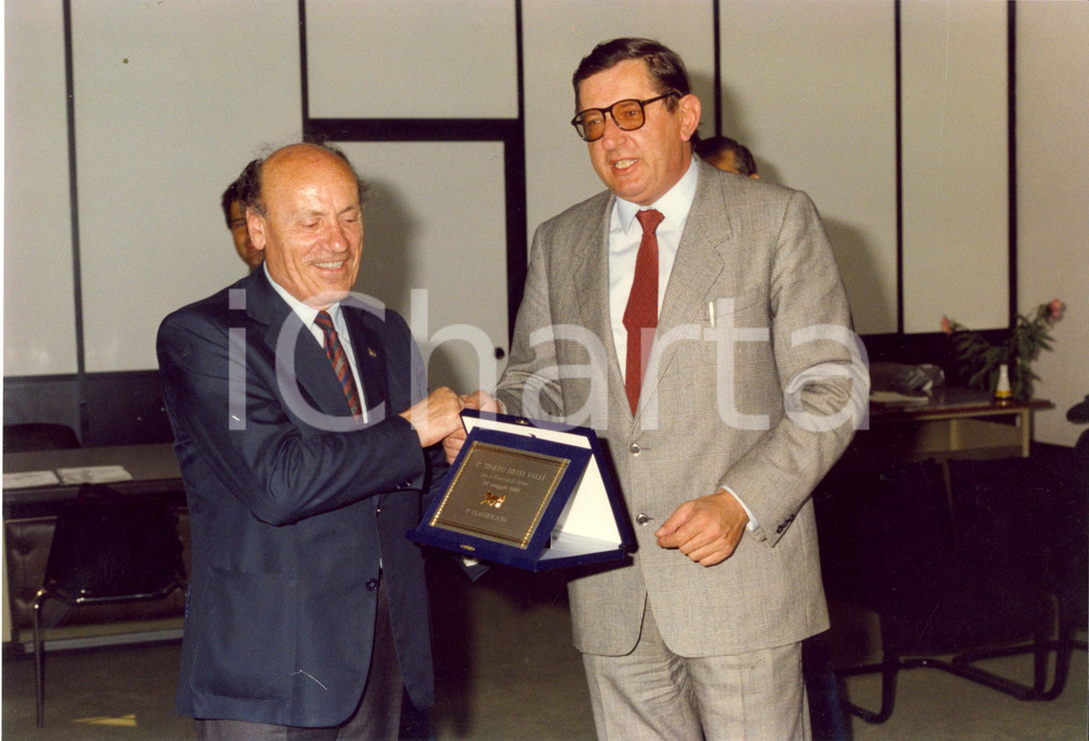 Fotografia d epoca originale 1988 MILANO III Trofeo DIEGO VALLI Giornalista MIHALICH premiato SAN SIRO 29x20 1