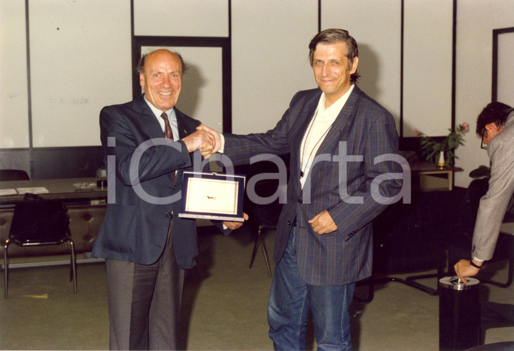 Fotografia d epoca originale 1988 MILANO III Trofeo DIEGO VALLI Giuseppe MOSCUZZA premiato corsa SAN SIRO 1