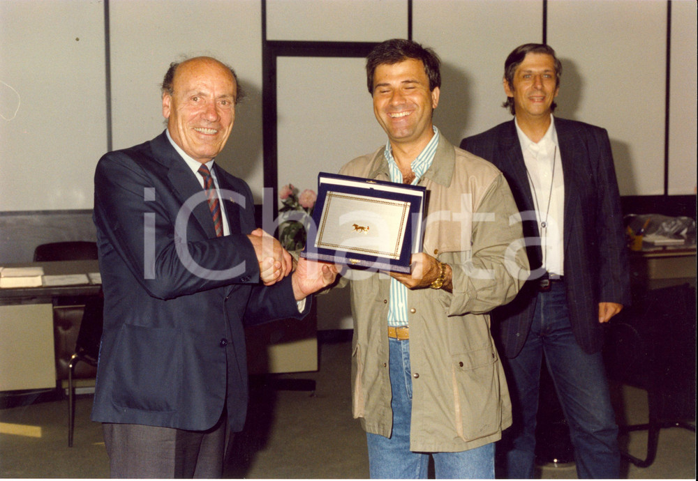 Fotografia d epoca originale 1988 MILANO III Trofeo DIEGO VALLI Luigi FILABOZZI Giornalista premiato 29 x 20 1