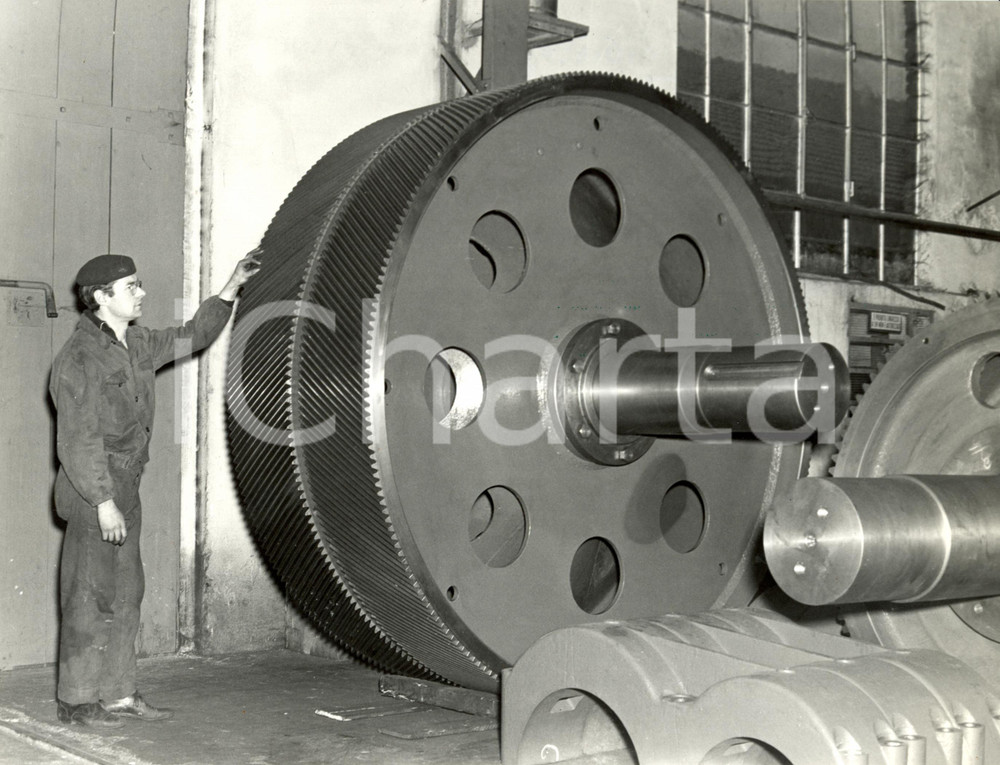 Fotografia d epoca originale 1970 ca MILANO Ditta Ing. V. FACHINI  Ruota dentata per mulino da cemento FOTO 1