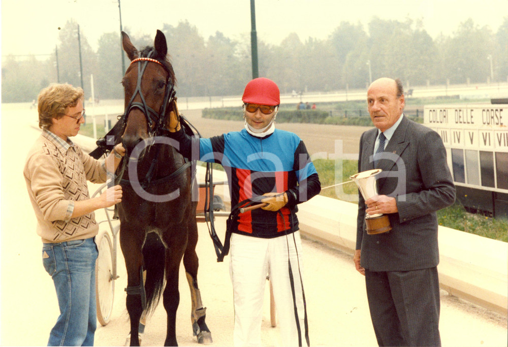 Fotografia d epoca originale 1987 MILANO SAN SIRO II Trofeo DIEGO VALLI Premiazione giornalisti driver Foto 1
