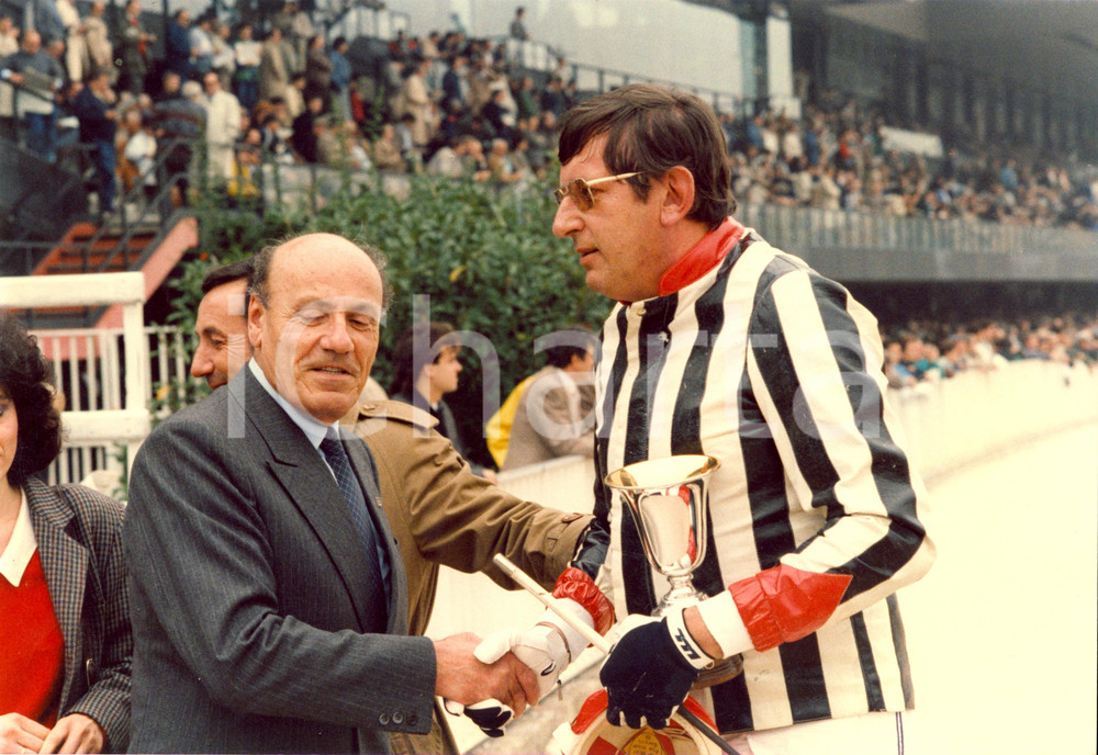Fotografia d epoca originale 1987 MILANO SAN SIRO II Trofeo DIEGO VALLI MIHALICH giornalista vincitore 29x20 1