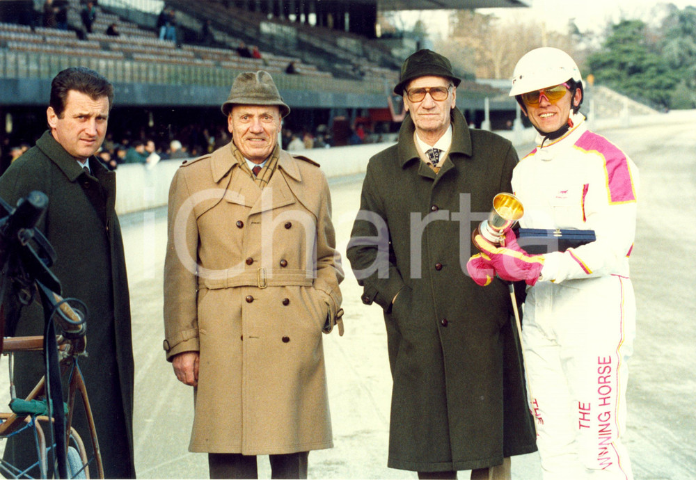 Fotografia d epoca originale 1992 MILANO SAN SIRO Famiglia Diego VALLI premia giornalista vincitore gara Foto 1