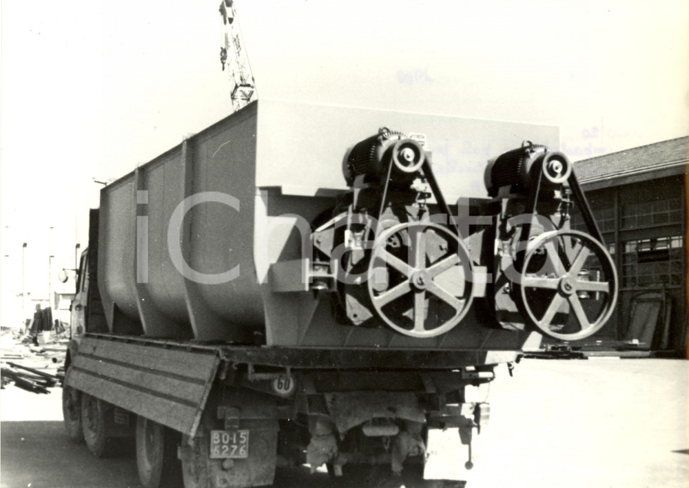 Fotografia d epoca originale 1969 RHO  MILANO Ditta Ing.V.FACHINI Impastatrice a pale per zuccherifici FOTO 1