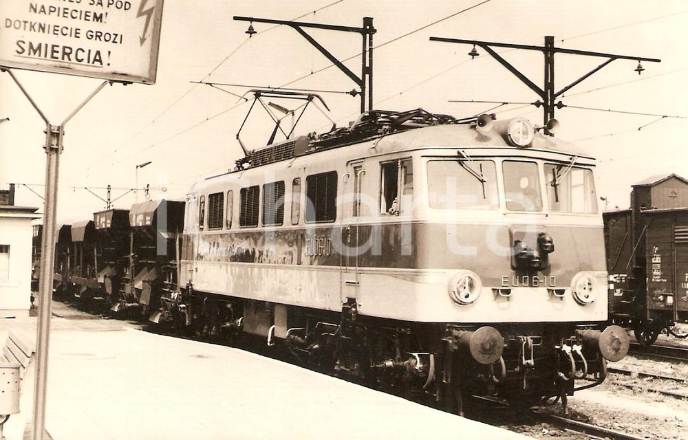 Cartolina originale da collezione 1970 ca POLAND  PKP Locomotiva EU0610 in stazione Fotografia seriale 1