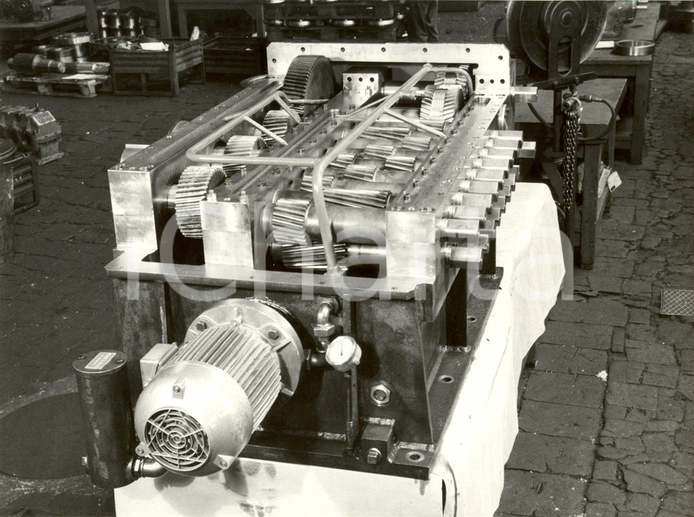 Fotografia d epoca originale 1967 RHO  MILANO Ditta Ing. V. FACHINI Gabbia pignoni spianatrice lamiere FOTO 1