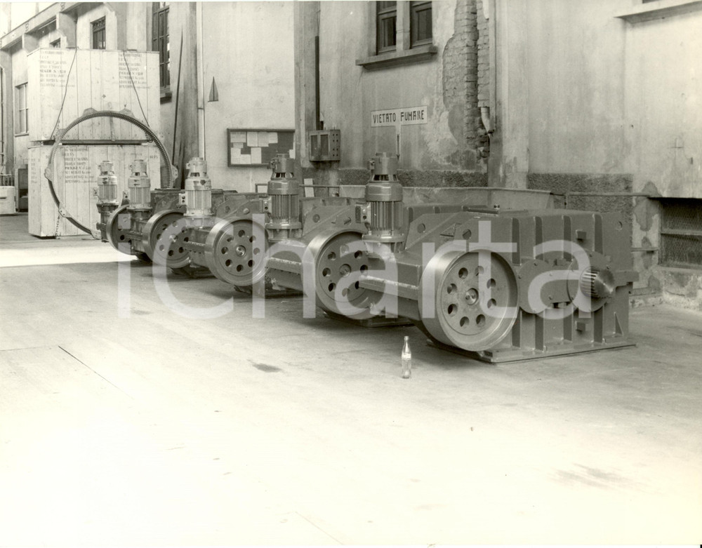 Fotografia d epoca originale 1965 ca RHO  MILANO Ditta Ing. V.FACHINI  Macchinari ingranaggi FOTOGRAFIA 1