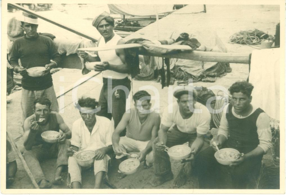 Cartolina originale da collezione 1934 WIEN O ? Marinai prendono il rancio al porto fluviale Cartolina FP NV 1