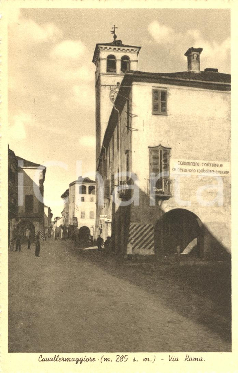 Cartolina originale da collezione 1932 ca CAVALLERMAGGIORE CN Veduta via Roma con motto Mussolini Cartolina FP 1