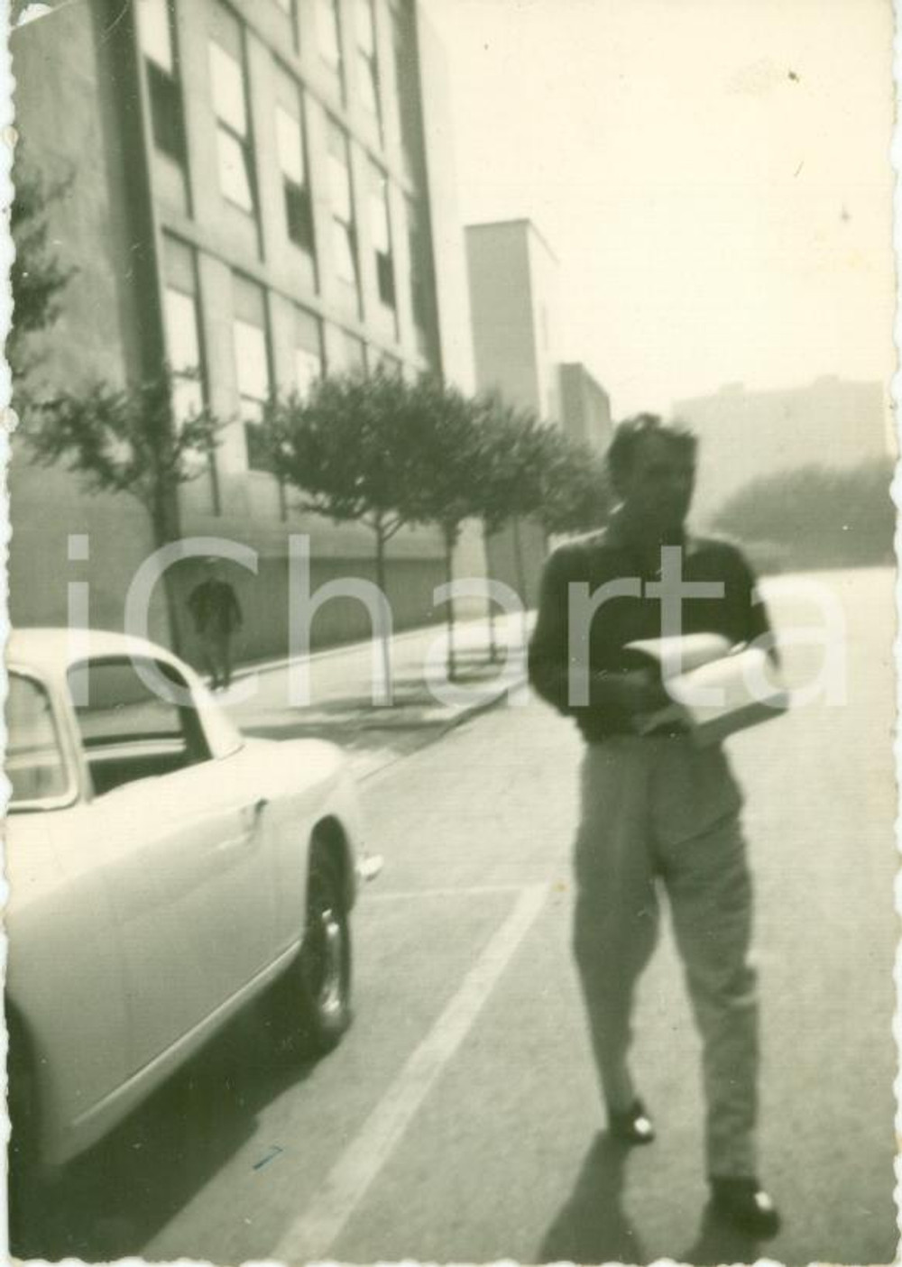 Fotografia d epoca originale 1960 ca MILANO Giorgio ALBERTAZZI durante pausa di set Fotografia cm 7 x 10 1