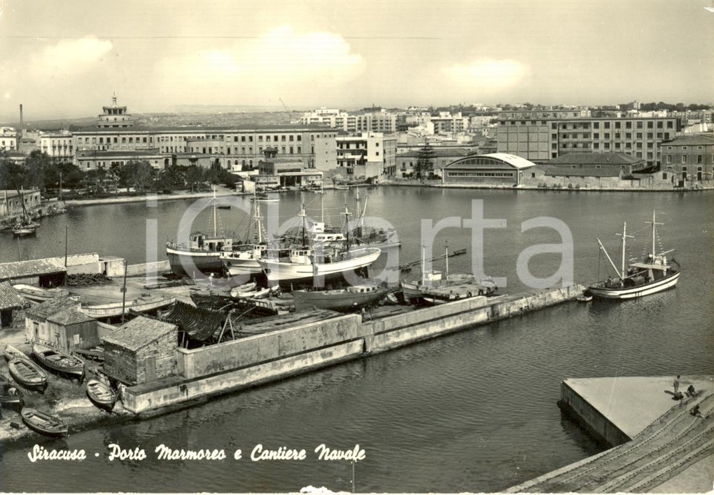 Cartolina originale da collezione 1961 SIRACUSA Porto Marmoreo e Cantiere Navale PESCATORI Cartolina animata FG 1