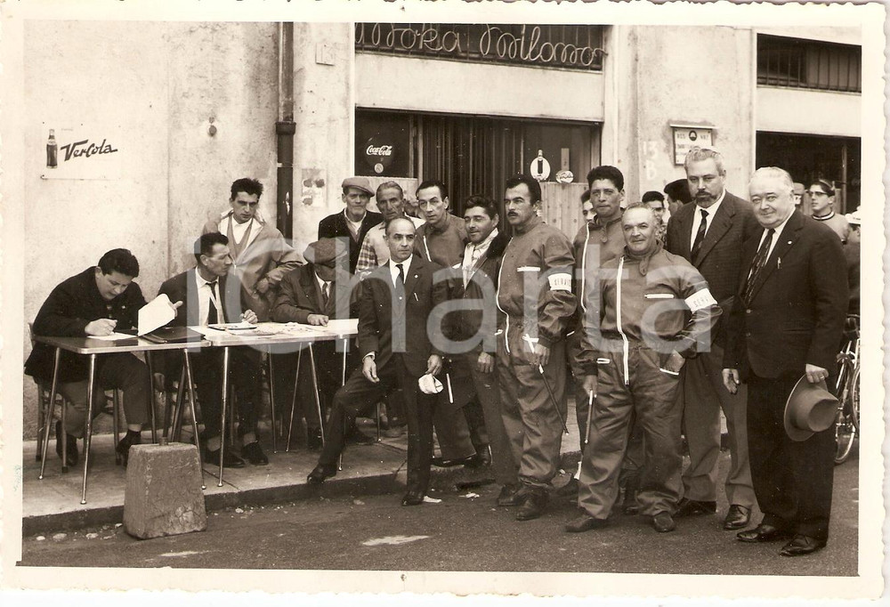 Fotografia d epoca originale 1961 OSPITALETTO DI CORMANO I° Coppa ACI Staff al bar MOKA MILANO Foto CICLISMO 1