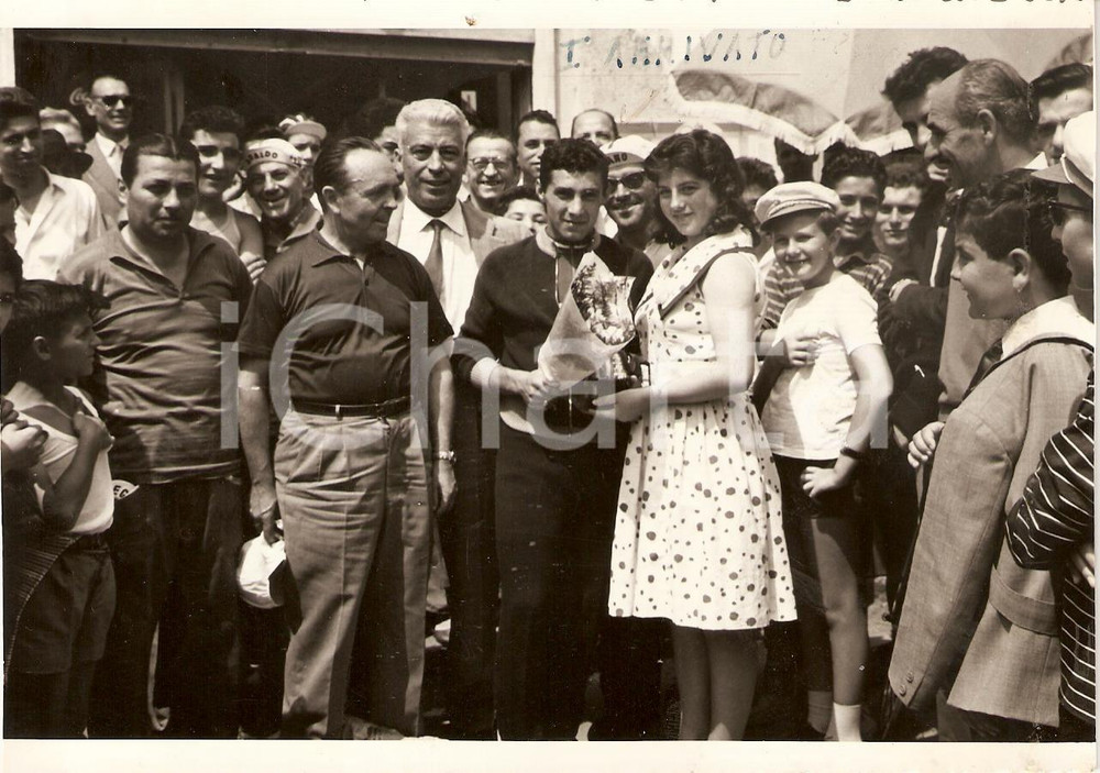 Fotografia d epoca originale 1960 OSPITALETTO DI CORMANO 2° Coppa ALDO RIVA Premiazione vincitore CICLISMO 1