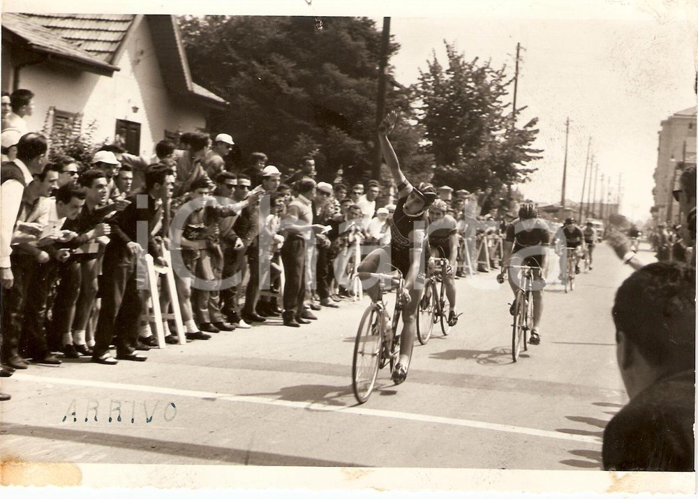 Fotografia d epoca originale 1960 OSPITALETTO DI CORMANO 2Â° Coppa ALDO RIVA Taglio del traguardo CICLISMO 1