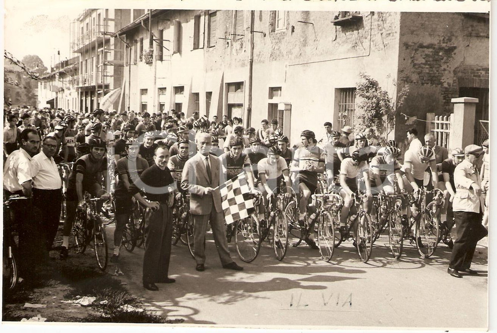 Fotografia d epoca originale 1960 OSPITALETTO DI CORMANO MI 2° Coppa ALDO RIVA Ciclisti pronti al via FOTO 1