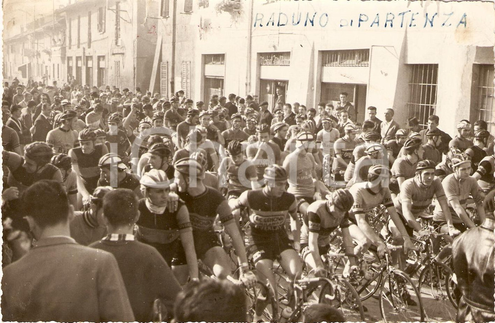 Fotografia d epoca originale 1959 OSPITALETTO DI CORMANO MI I Coppa ALDO RIVA Raduno di partenza CICLISMO 1