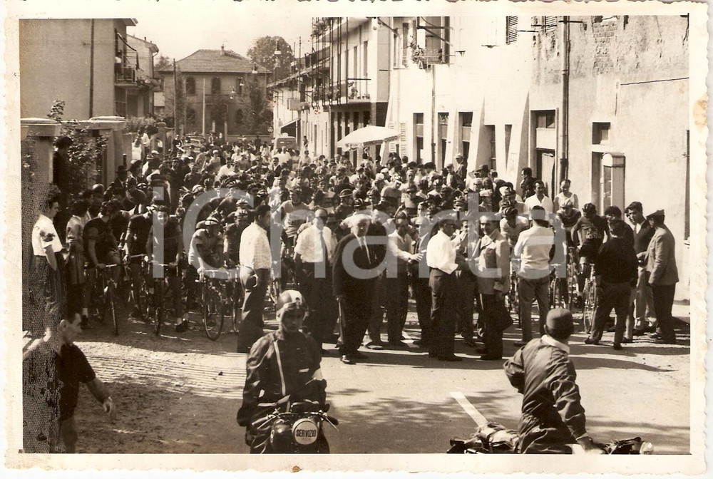 Fotografia d epoca originale 1961 OSPITALETTO DI CORMANO 3° Coppa ALDO RIVA ai nastri di partenza CICLISMO 1