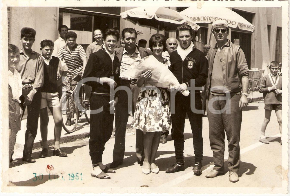 Fotografia d epoca originale 1961 OSPITALETTO DI CORMANO 3° Coppa ALDO RIVA Premiazione S.C. CORSICO Ciclismo 1