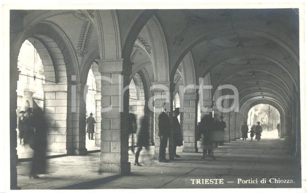 Cartolina originale da collezione 1940 ca TRIESTE Passeggiata sotto portici di CHIOZZA Cartolina ANIMATA FP NV 1