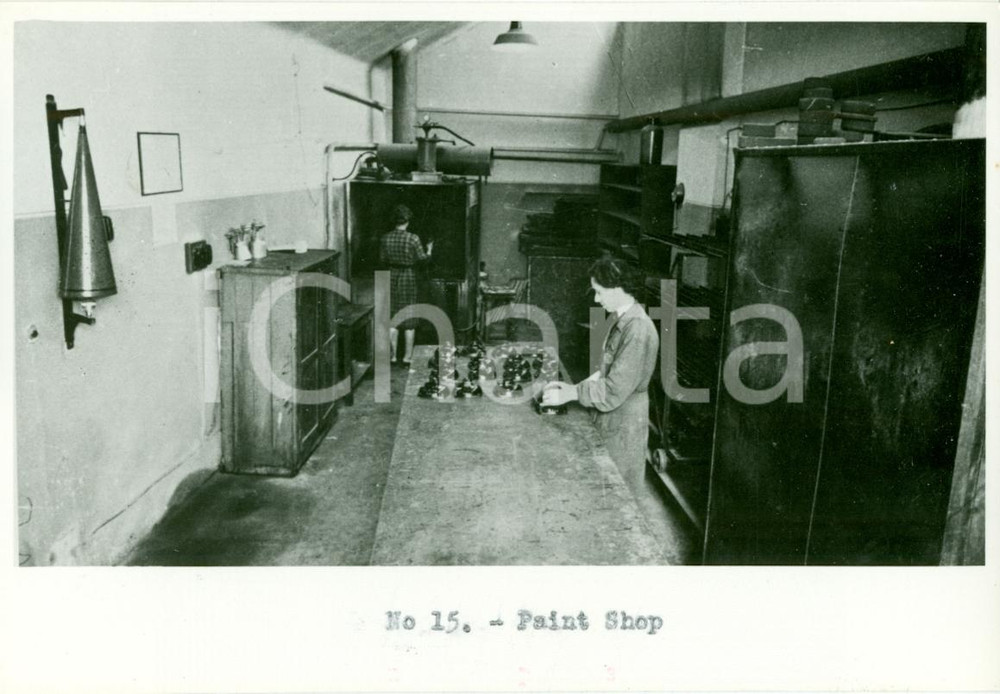 Fotografia d epoca originale 1950 ca MILANO Sala colorazione C.E.T. srl Costruz elettromeccaniche telefoniche 1