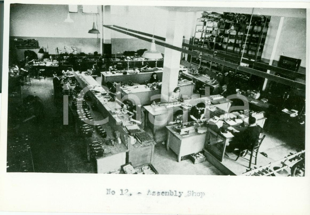 Fotografia d epoca originale 1950 ca MILANO Sala montaggio C.E.T. srl Costruz. elettromeccaniche telefoniche 1