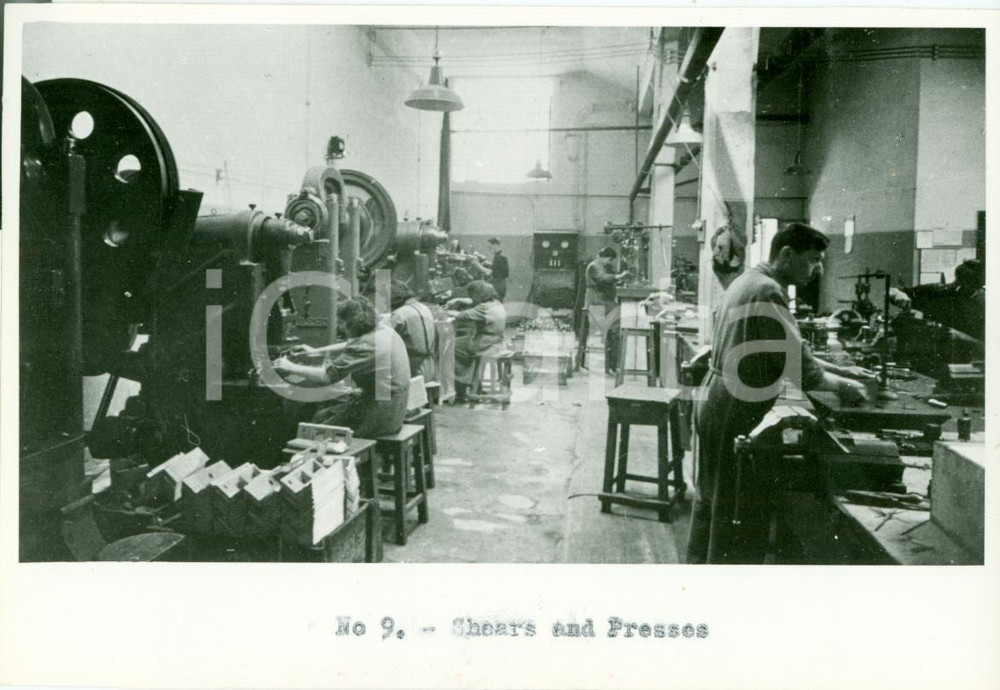 Fotografia d epoca originale 1950 MILANO Operai alle presse C.E.T. srl Costruz. elettromeccaniche telefoniche 1